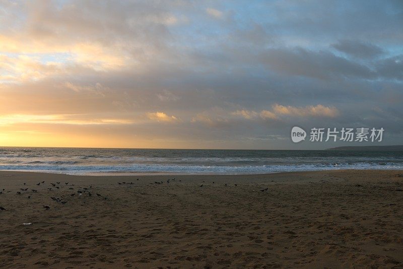 印度喀拉拉邦，圣雄加纳海滩/科钦堡海滩，海上的橙色日落